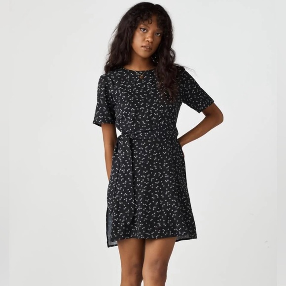 Vetta Short Wrap Dress - Picture 2 of 7